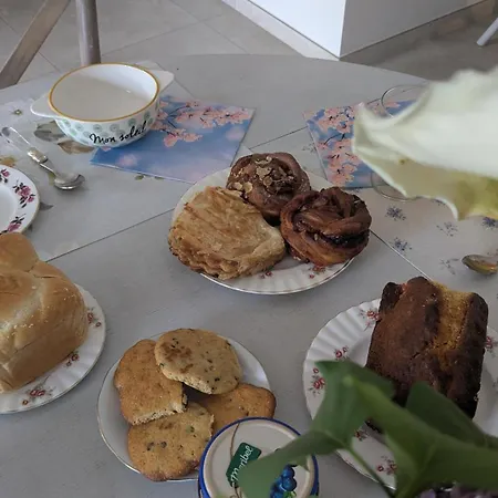 Dans Un Cadre Bucolique Avec Petit-dejeuner