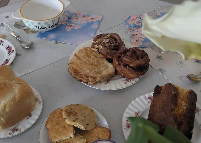 Dans Un Cadre Bucolique Avec Petit-dejeuner