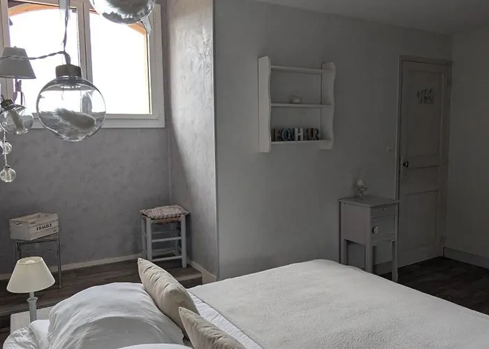 Dans Un Cadre Bucolique Avec Petit-dejeuner Δωμάτια σε οικογενειακή κατοικία *