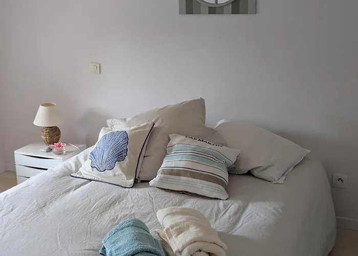 Dans Un Cadre Bucolique Avec Petit-dejeuner